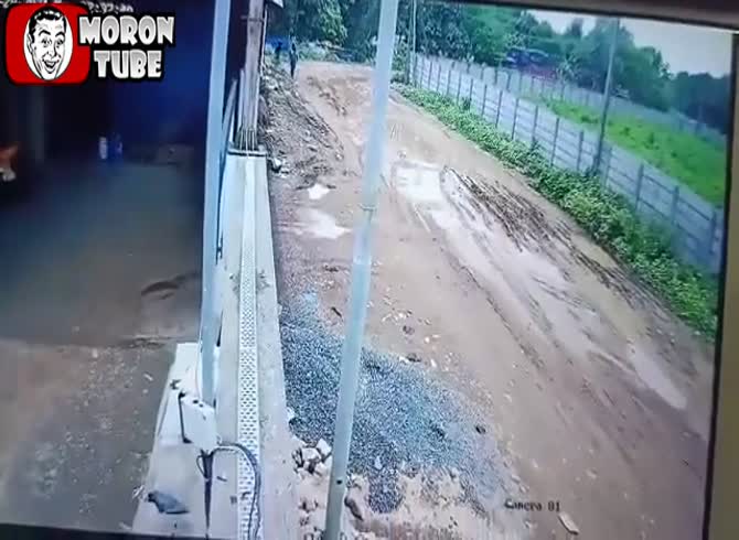 Video :A truck in India breaks in two